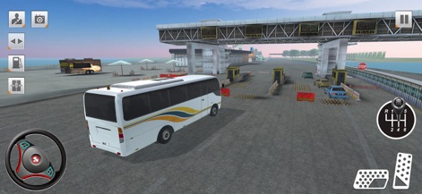 Bus Simulator Driving Game 3D - Un autobús se acerca a una estación de peaje, ilustrando la variedad de escenarios en las rutas y los desafíos de la conducción.