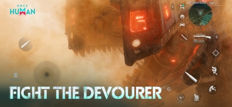 Once Human - Questo screenshot rivela l'imponenza di un mostro meccanico avvolto nella polvere rossa, mostrando l'HUD di gioco con munizioni e la minimappa per orientarsi.