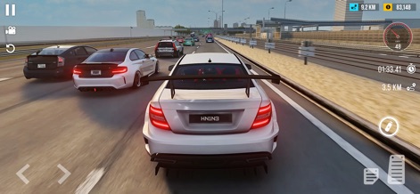 Car Driving Simulator Car Game - Plongez dans l'action avec une vue arrière détaillée de votre supercar et une circulation réaliste sur autoroute.