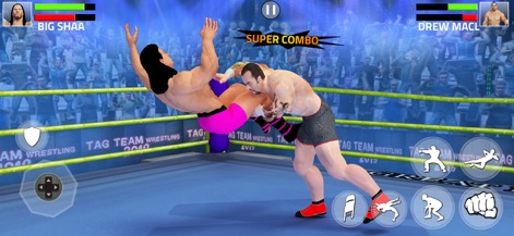 Real Wrestling : Fighting Game - 이 앱은 한 레슬러가 다른 레슬러를 높이 들어 올리는 역동적인 슬램 기술을 보여주며, "SUPER COMBO" 메시지를 통해 강력한 연계 공격이 발동되었음을 알립니다.