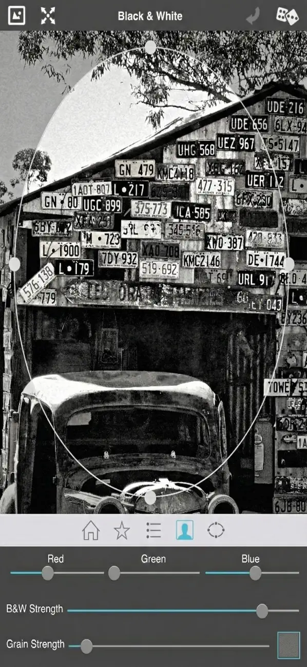 #6. Dramatic Black & White (iOS) Podle: JixiPix Software