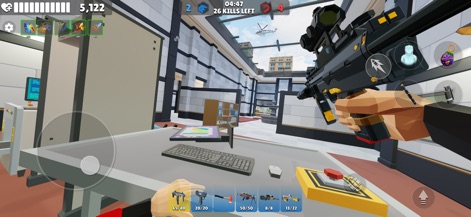 Polygun Arena: Online Shooter - Der Screenshot enthüllt ein intensives Gefecht in einer Büroumgebung mit Schreibtischen und Computern, bei dem der Spieler ein präzisionsfokussiertes Gewehr mit einem taktischen Visier einsetzt, um Gegner zu eliminieren.