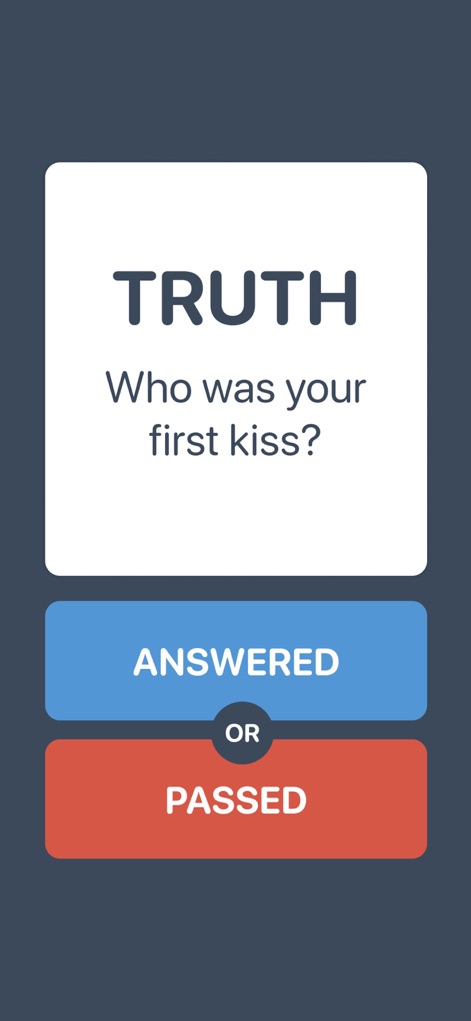 Truth or Dare? - La aplicación presenta una pregunta de 'VERDAD' con una interfaz limpia, donde los usuarios ven una pregunta clara y directa y tienen la opción de seleccionar 'ANSWERED' o 'PASSED' mediante botones de acción.