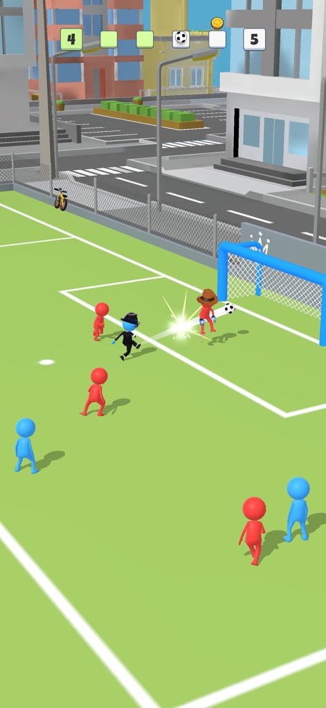 Super Goal: Fun Soccer Game - Découvrez l'action dans un décor urbain animé, avec un joueur habillé de manière unique effectuant une frappe puissante vers le but, accentuée par des effets visuels de but dynamiques.