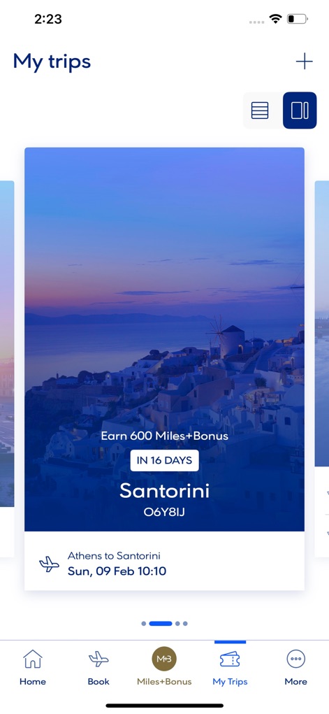 Aegean Airlines - Die App präsentiert anstehende Reisen in ansprechenden Kartenansichten, wobei jede Karte das Reiseziel Santorini mit einem schönen Hintergrundbild und den potenziellen Meilenertrag deutlich anzeigt.