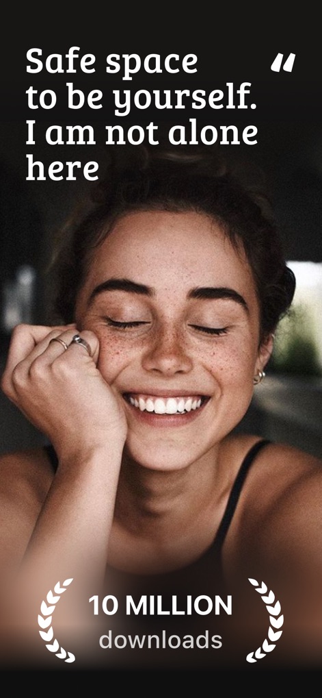 Wakie Chat: Talk with Friends - 이 앱은 만족스러워하는 사용자의 모습과 1천만 다운로드 배지를 통해 편안하고 안전한 커뮤니티 환경을 강조합니다.