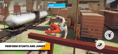 Parkour Simulator 3D: City Run - El juego invita a los usuarios a superar la complejidad de los obstáculos y realizar acrobacias en un entorno industrial detallado, con vagones de tren y estructuras de almacén que ofrecen múltiples oportunidades para el parkour.