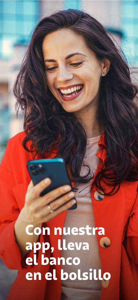 DAVIbank Costa Rica - 이 앱은 사용자가 스마트폰을 보며 미소 짓는 모습을 통해 모바일 뱅킹의 편리함과 일상생활 속 금융 접근성을 시각적으로 강조합니다.