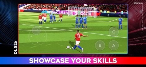 Dream League Soccer 2026 - Esta vista captura un momento clave de un partido con un jugador ejecutando un tiro libre y los botones de acción 'A', 'B' y 'C' en pantalla para un control preciso.