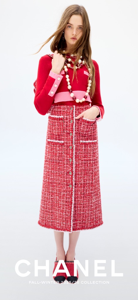 CHANEL FASHION - このスクリーンショットでは、鮮やかな赤のツイードスカートと、華やかなパールとゴールドのネックレスを特徴とする最新のファッションルックが提示されています。