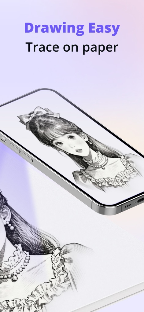 Trace Drawing App - Sketchify - Esta imagen resalta el titular "Drawing Easy Trace on paper", mostrando un dibujo proyectado del rostro de una chica en la pantalla del teléfono y su réplica trazada en el papel subyacente, ilustrando la facilidad para transferir imágenes.