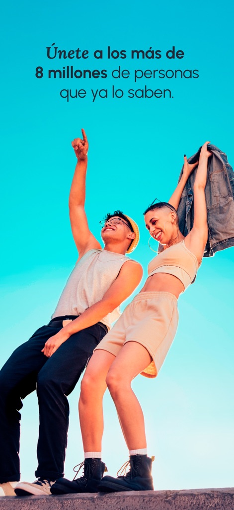 GoTrendier Compra y vende moda - 楽しそうにポーズをとる二人組の様子と、「800万人を超えるユーザー」が既に利用しているというコミュニティの規模が示されています。本アプリがどれほど人気があるかが伝わります。
