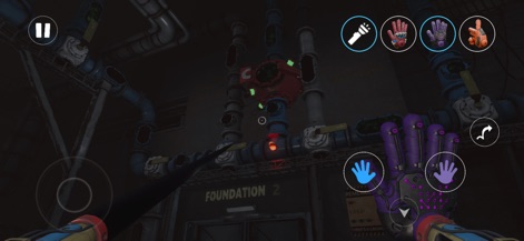 Poppy Playtime Chapter 4 - Esta cena exibe um intricado sistema de tubulações e válvulas com luzes indicadoras e a luva roxa tecnológica do jogador, destacando os desafios de resolução de puzzles que os usuários encontrarão.