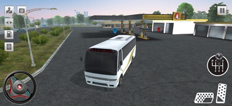 Bus Simulator Driving Game 3D - El autobús se encuentra en una gasolinera, lo que resalta la necesidad de repostar y la interacción con los elementos del entorno.
