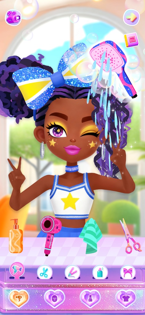 Aha Makeover-Beauty Salon Game - Dieses Bild zeigt die detaillierten Haar-Styling-Optionen mit sprudelndem Wasser und einem Haartrockner für die Locken des Avatars sowie weiteren Haar-Tools wie Shampoo und Schere zur individuellen Gestaltung.