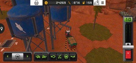 Farming Simulator 18 - Un trattore con un piccolo rimorchio è posizionato strategicamente vicino a grandi serbatoi blu, cruciali per la gestione delle risorse, mentre l'interfaccia utente in alto mostra il saldo economico.