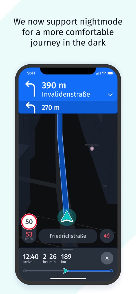 HERE WeGo Maps & Navigation - Die App unterstützt einen komfortablen Nachtmodus, der die Augen bei Fahrten in der Dunkelheit schont und gleichzeitig klare Navigationsanweisungen für die nächste Abbiegung deutlich hervorhebt.