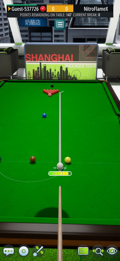 Snooker Blitz - Lo screenshot mostra una chiara visualizzazione della barra di potenza per calibrare il tiro e il distintivo banner 'Shanghai Snooker Tour', che aggiunge un contesto globale alla partita.