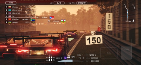 Gran Velocita - Real Driving - Das Bild zeigt eine packende Rennszene bei Sonnenuntergang, wobei die Rücklichter der Fahrzeuge hell leuchten und die Streckenbegrenzungen mit Entfernungsmarkierungen deutlich sichtbar sind.