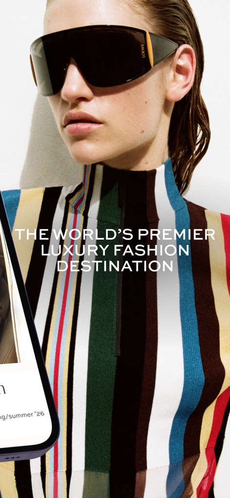 NET-A-PORTER: Luxury Fashion - Esta imagen promocional enfatiza el estatus de la plataforma como "THE WORLD'S PREMIER LUXURY FASHION DESTINATION", mostrando una modelo con un llamativo cuello alto a rayas y modernas gafas de sol de gran tamaño.