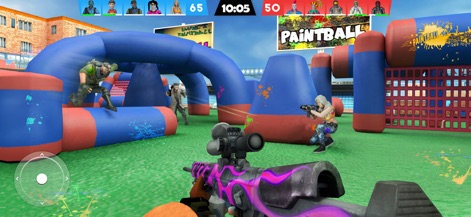 Paintball Shooting Team Strike - L'application plonge les joueurs au cœur d'arènes de combat dynamiques, où les personnages s'affrontent en pleine action autour d'obstacles gonflables colorés.