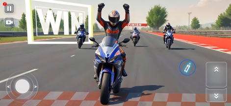 GT Bike Racing Motorcycle Game - Die App fängt den Moment des Triumphs perfekt ein, mit einem jubelnden Fahrer, der die Arme in die Höhe streckt, und einem prominenten „WIN“-Schriftzug, der den Erfolg kennzeichnet.