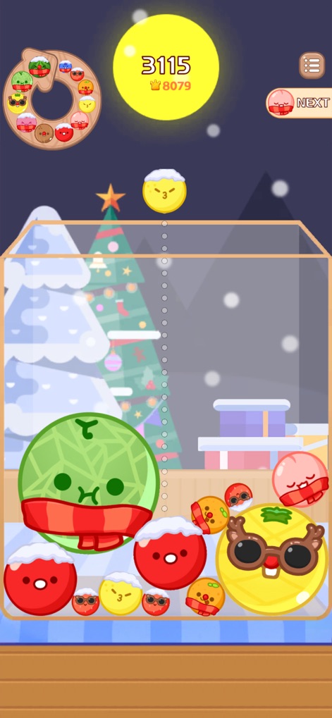 Melon Maker : Merge Fruits - L'ambiance festive de Noël prend vie avec des éléments uniques comme le melon écharpe et le melon renne, agrémentés d'un décor hivernal enneigé.