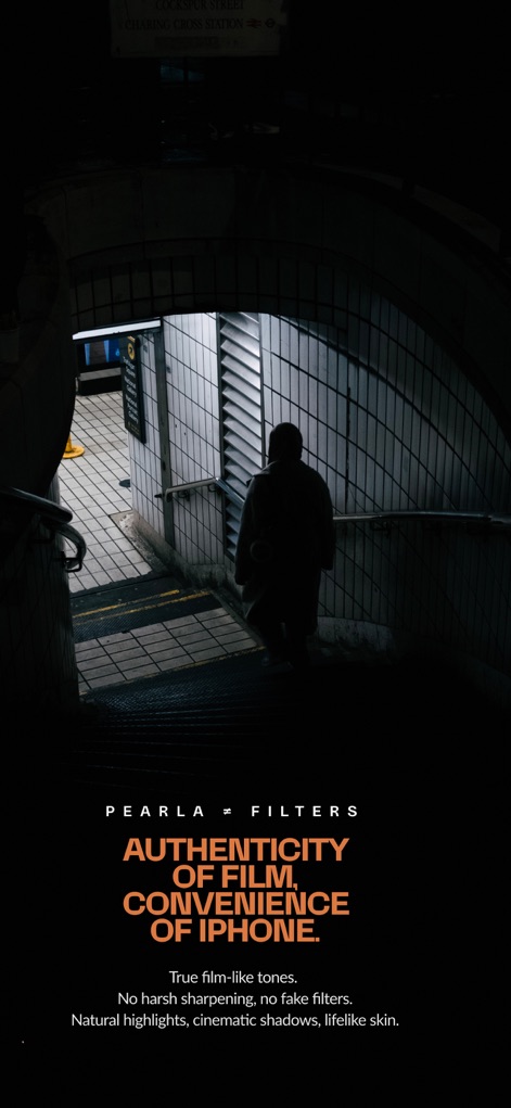 Pearla - Pro Filmic Camera - La imagen evoca una atmósfera cinematográfica con tonos oscuros y sombras naturales, ilustrando cómo Pearla ofrece la autenticidad del cine, como se subraya en el texto "True film-like tones", directamente desde un iPhone.