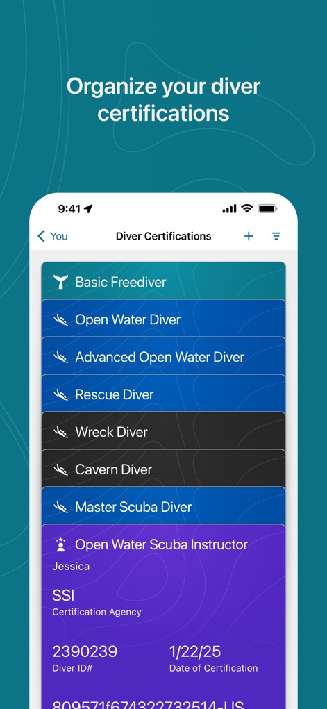 Garmin Dive™ - Esta herramienta organiza las certificaciones de buceo del usuario, mostrando una lista completa de los cursos obtenidos y detalles específicos para cada certificación, como el nombre del instructor y la agencia emisora.
