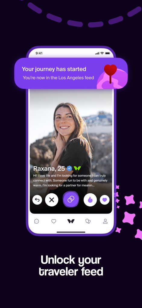 Twinby: Dating & Compatibility - Esta captura ilustra el resultado del "Modo Viaje" activado, presentando un perfil de usuario detallado listo para ser explorado y una notificación destacada que indica "Your journey has started" en la parte superior, informando al usuario que está navegando por el feed de una nueva ubicación.