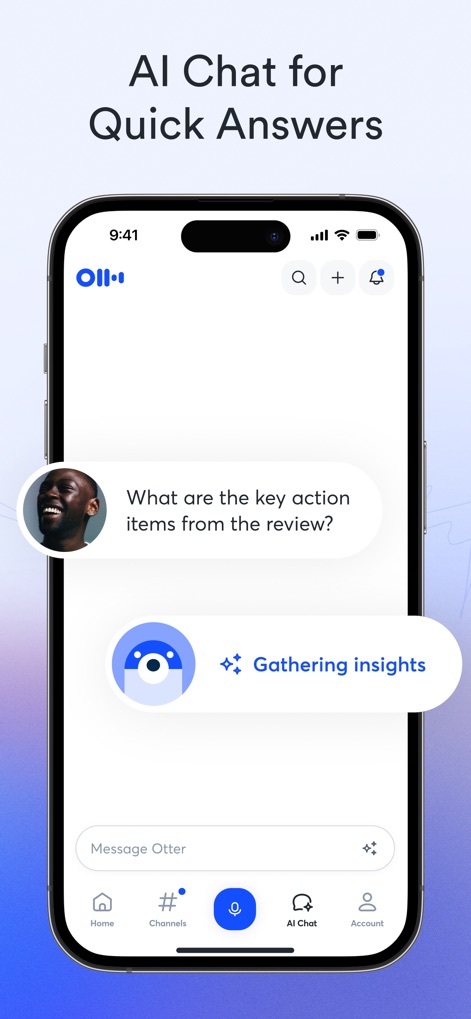 Otter Transcribe Voice Notes - La pantalla ilustra la función de "AI Chat" de la aplicación, permitiendo a los usuarios hacer preguntas específicas como "¿What are the key action items from the review?" y obtener "Gathering insights" de manera eficiente.