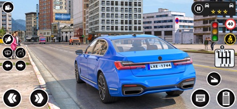 Real Car Driving School Games - Los usuarios exploran la ciudad con un sedán azul, mostrando la arquitectura urbana detallada y las amplias opciones de personalización del vehículo en términos de color y llantas.