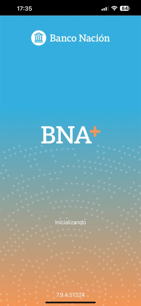 BNA+ - La aplicación recibe a los usuarios con un diseño moderno y minimalista, destacando el gradiente de color azul-naranja y el logo prominente "BNA+" en el centro, indicando un comienzo ágil.
