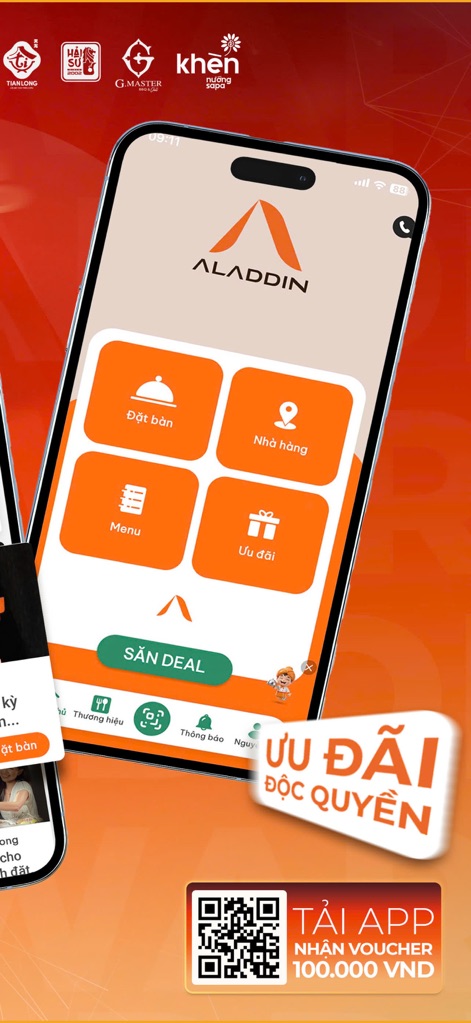 Aladdin Rewards - メインインターフェースには、「Đặt bàn」（テーブル予約）や「Ưu đãi」（特典）への分かりやすいナビゲーションボタンが配置されており、下部には「Tải app nhận voucher」（アプリダウンロードでクーポン獲得）というお得な情報が表示されます。