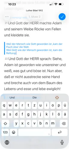 Bibeltext mit farbigen Notizen und Markierungen