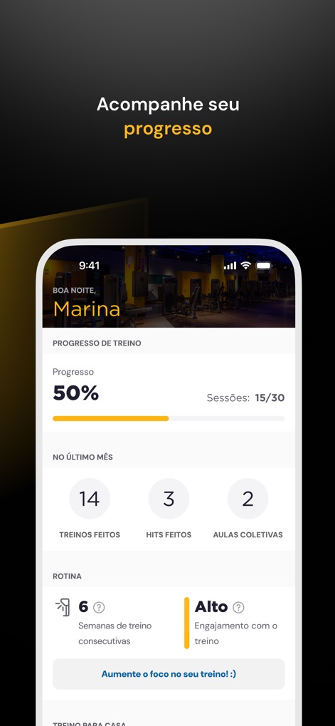 Smart Fit App - La herramienta presenta un seguimiento de progreso intuitivo, donde los usuarios pueden ver su avance del 50% en 'Sessões' y un resumen mensual de 'Treinos feitos' y 'Aulas coletivas' para mantener alta la motivación.