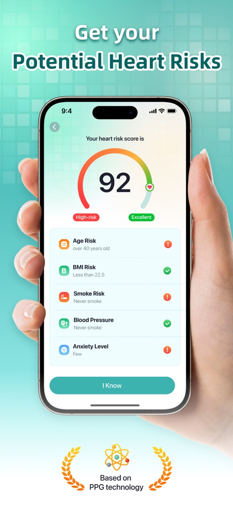 MyHealth: BP Tracker - Los usuarios pueden evaluar su riesgo cardíaco con una puntuación clara, como un 'score de 92' en una esfera de medición, y revisar una lista de factores individuales, incluyendo el riesgo por edad y el nivel de ansiedad, con indicadores visuales de su estado.