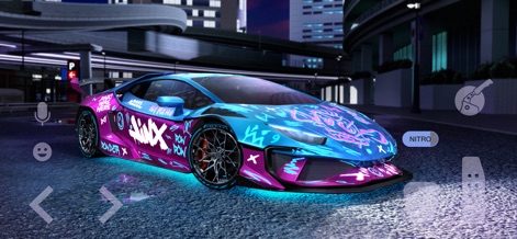 Tuning Club Online: Car Racing - Dieses Bild zeigt ein detailreich individualisiertes Fahrzeug mit auffälliger graffiti-artiger Folierung und stimmungsvoller Neon-Beleuchtung in einer urbanen Umgebung.