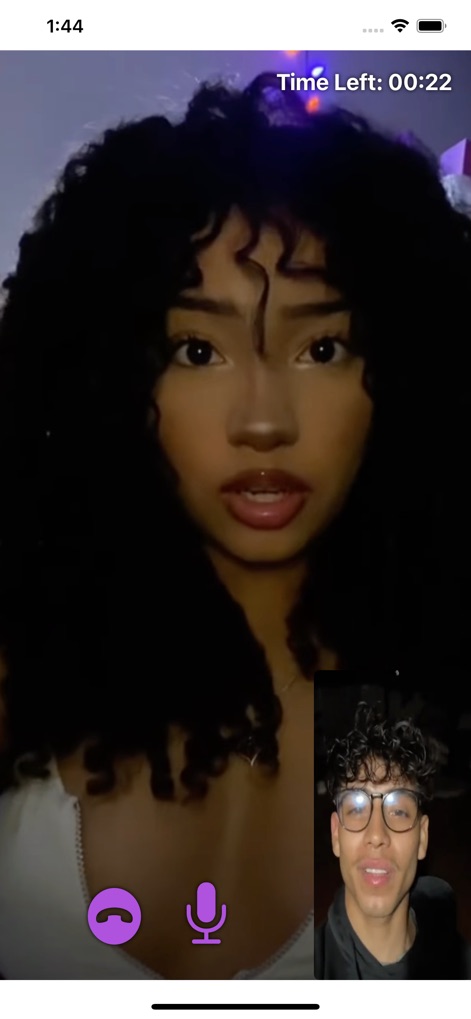 Cuff: Make Friends & Date - Les utilisateurs peuvent échanger en direct, avec un affichage du temps restant en haut de l'écran et des boutons de contrôle du microphone et de fin d'appel pour une expérience fluide.