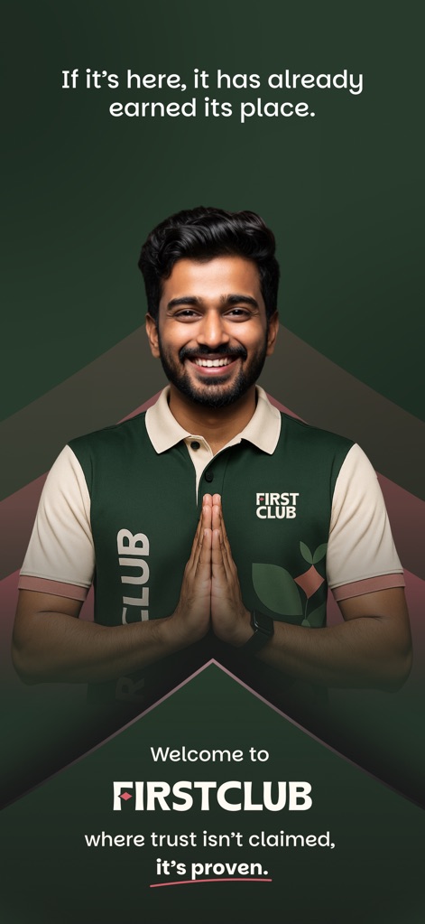 FirstClub: Quality in minutes - アプリのロゴが入ったユニフォームを着た笑顔のスタッフが、ユーザーに安心感を提供し、「信頼は主張ではなく証明される」というメッセージが、このプラットフォームの誠実な姿勢を力強く伝えています。