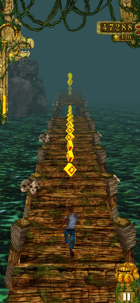 Temple Run - Die App lässt Nutzer die spannende Schatzjagd erleben, indem sie goldene Münzen sammeln, während der Charakter über einen morschen Holzsteg rennt, der von Totenschädeln gesäumt ist.
