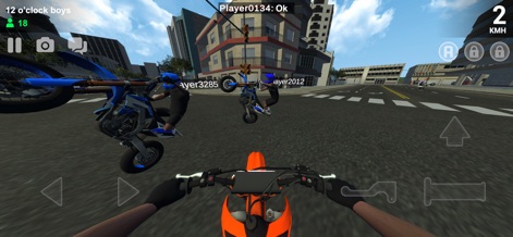 Wheelie Life 3 - The game's robust multiplayer mode allows players to join friends, featuring multiple on-screen player models and an active chat interface.