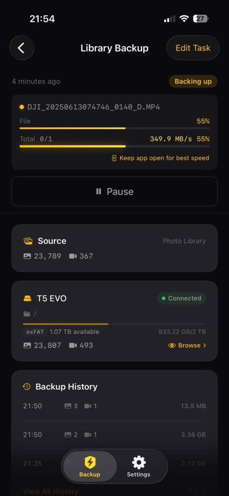 AmberTime - Offline Backup - Los usuarios pueden monitorizar el estado de su respaldo en tiempo real, observando el progreso de un archivo individual y la información detallada de la unidad de destino conectada, que indica la capacidad utilizada y disponible.