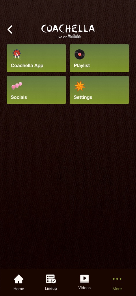 Coachella Livestream - El menú 'Más' ofrece configuraciones avanzadas, incluyendo la gestión de 'Playlist' personalizadas y enlaces a las 'Socials' del festival para una interacción completa.