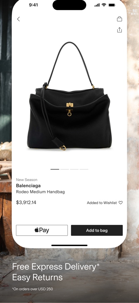 CETTIRE - Esta pantalla detalla un exclusivo bolso Balenciaga con opciones de compra rápidas, destacando un precio visible y la integración de Apple Pay para transacciones eficientes.