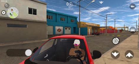 Elite Auto Brasil : Moto Grau - El jugador experimenta la conducción desde el interior de un coche rojo, revelando un personaje con un look distintivo, incluyendo tatuajes en los brazos. El escenario urbano de fondo, con la fachada de 'FRIGORÍFICO BARATO', destaca la inmersión en un ambiente brasileño.