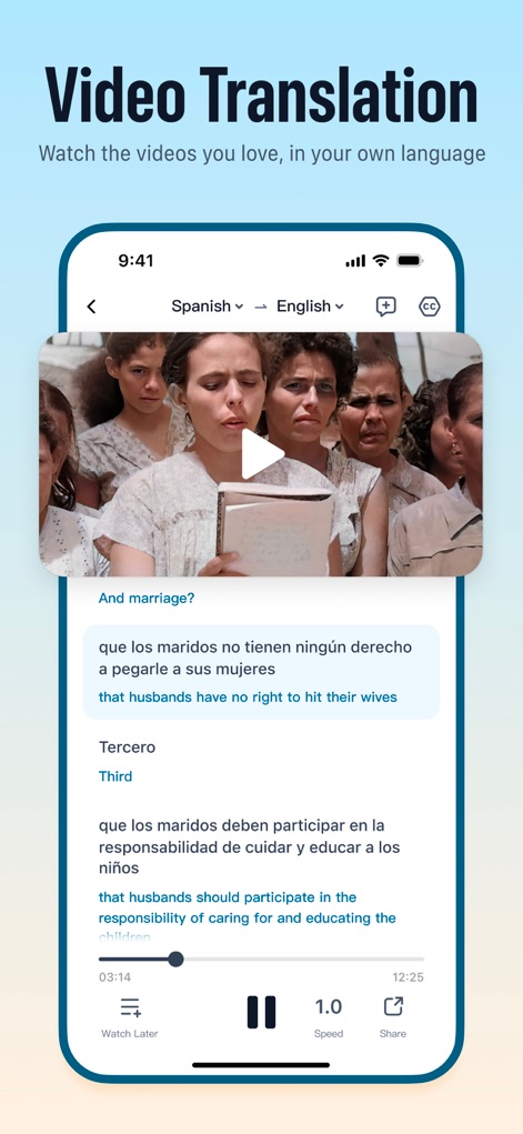 TransGull - AI Live Translator - Os usuários podem desfrutar de conteúdo multimídia com legendas bilíngues, como visto na exibição simultânea de texto em espanhol e inglês. Os controles de reprodução intuitivos, incluindo opções de velocidade e compartilhamento, facilitam a experiência.