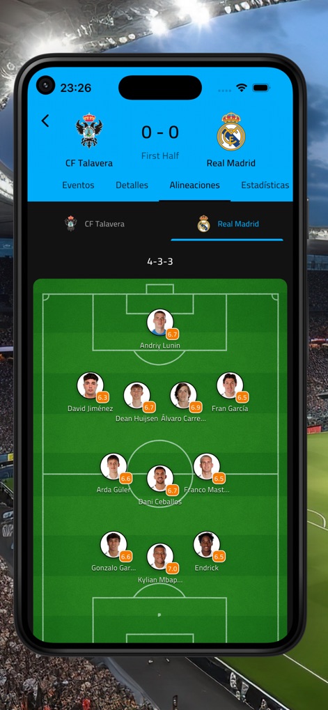Futbol Argentina - EN VIVO - Visualize team tactics with the interactive "Alineaciones" (lineups) screen, showing player positions and their individual ratings within the 4-3-3 formation.