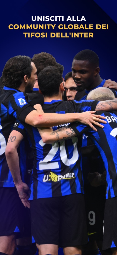 Inter Live - News & Matches - Dieser Screenshot fängt den emotionalen Spielerjubel ein, der die Verbundenheit des Teams symbolisiert, während der prominent platzierte Textblock die globale Community der Inter-Fans hervorhebt.