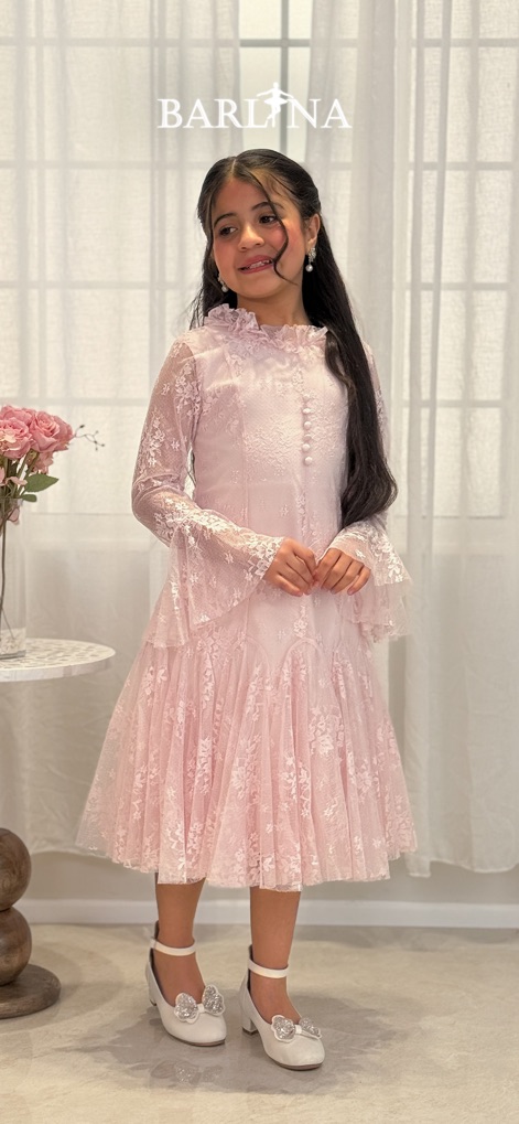 بارلينا | Barlina - A captura mostra um vestido infantil de renda rosa, perfeito para ocasiões especiais, com um gola franzida e botões perolados na frente.